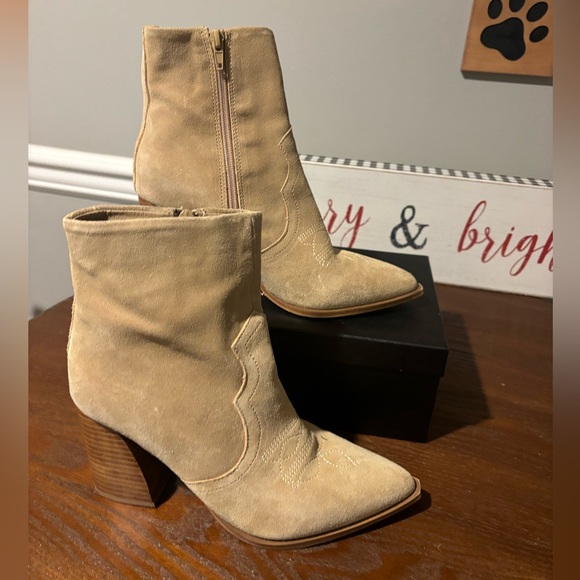 Womenn's Shoe Boots - Light Tan Suede - Size 8 - Picture 3 of 14